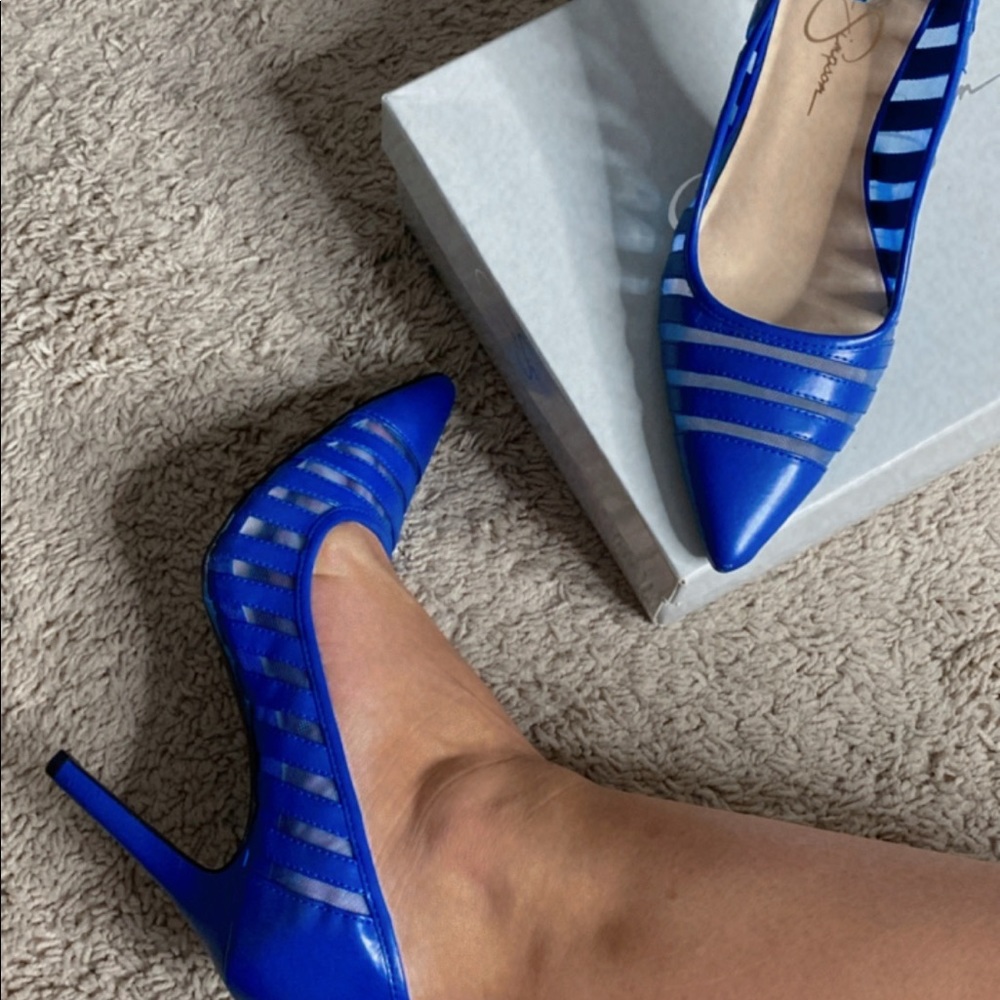 I’m selling these beautiful Jessica Simpson shoes.